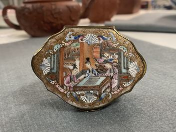 Une bo&icirc;te couverte en porcelaine de Chine famille rose &agrave; monture dor&eacute;e, Qianlong